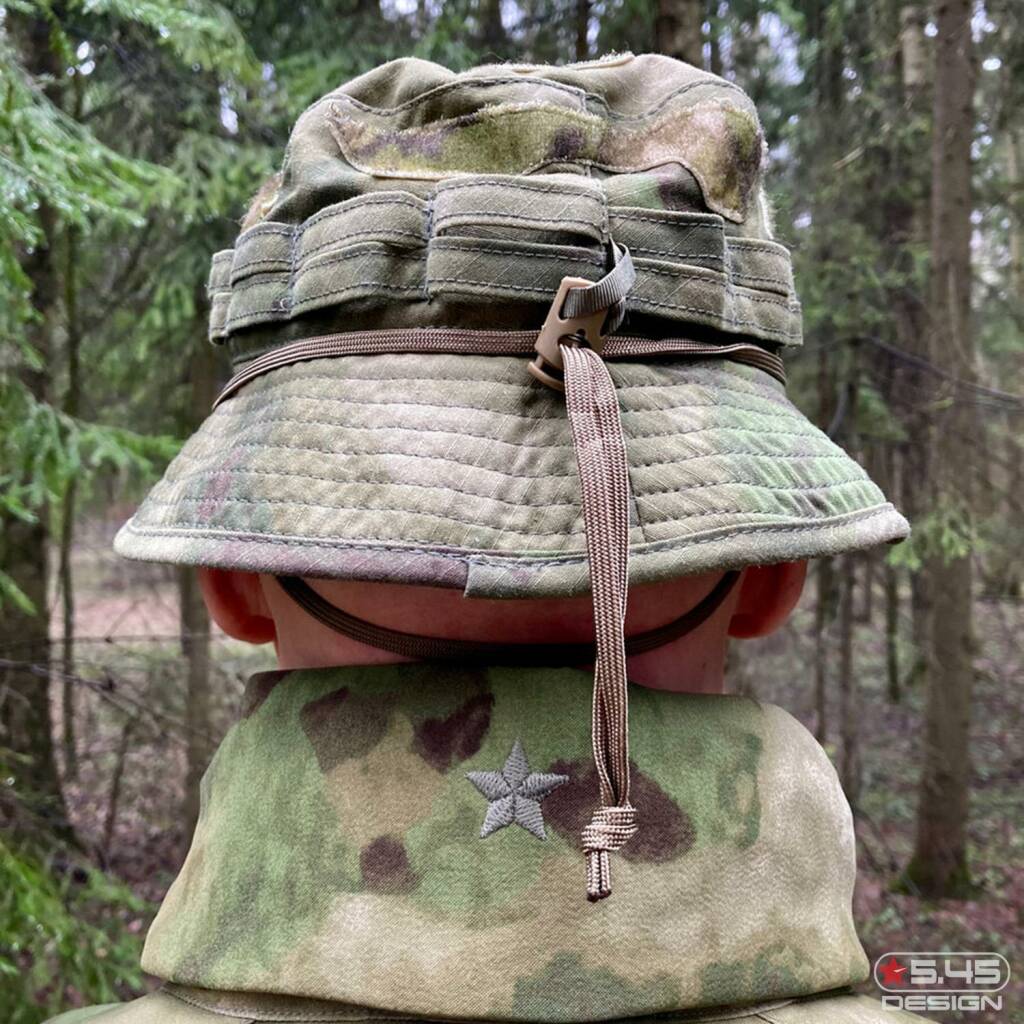 It is equipped with a special adjustment cord that can be placed under the chin or around the nape.